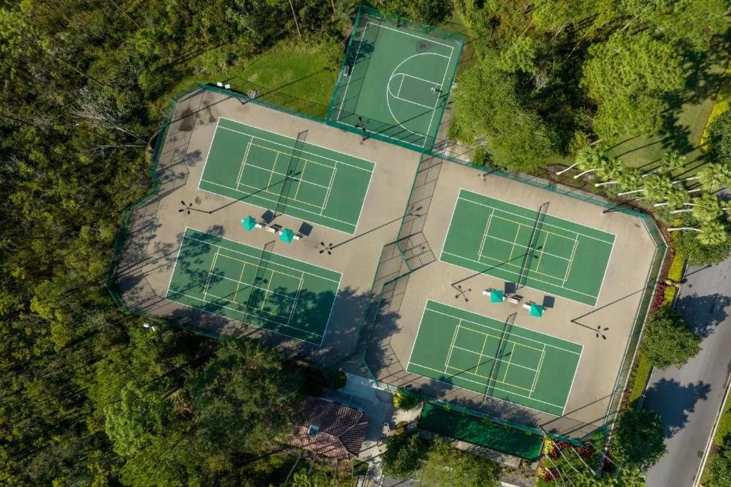 Vista aérea de cuatro canchas de tenis y una cancha de baloncesto en Marriott's Grande Vista