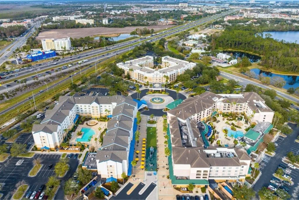 Vista aérea de los hoteles Marriott Village con piscinas en el Courtyard y una fuente central