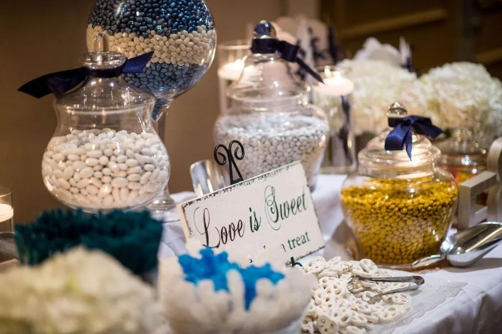 Boda buffet de dulces con frascos de vidrio de dulces en DoubleTree by Hilton Orlando Downtown