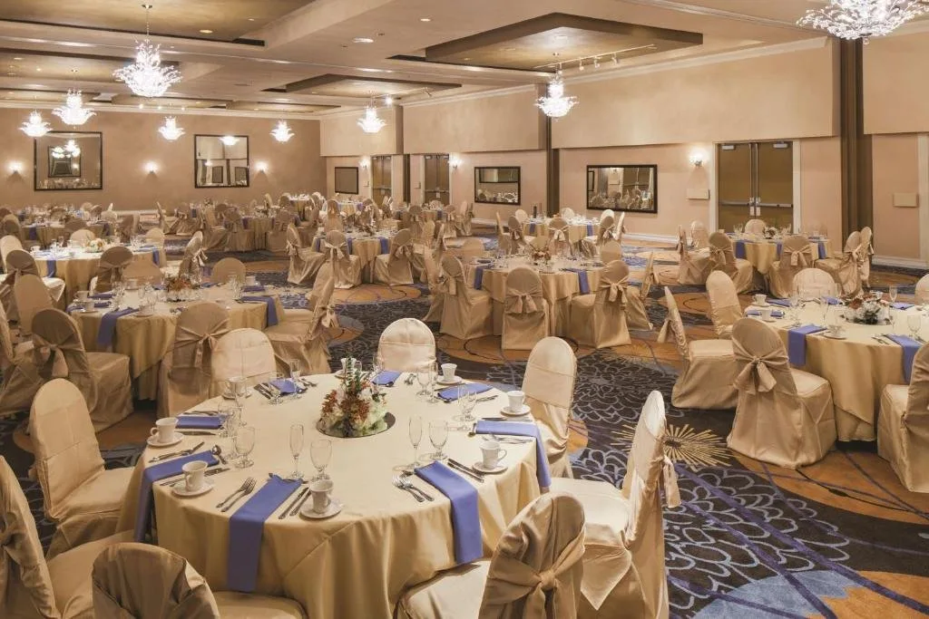 Sal&oacute;n de baile para un banquete con mesas redondas y candelabros en DoubleTree by Hilton Orlando Downtown