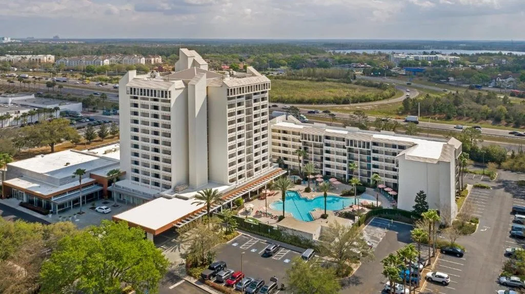 Vista aérea de Holiday Inn Orlando Disney Springs Área torre, piscina y estacionamiento