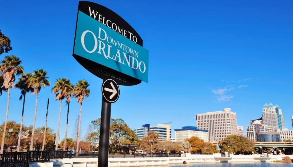 Bienvenido al centro de Orlando signo con palmeras