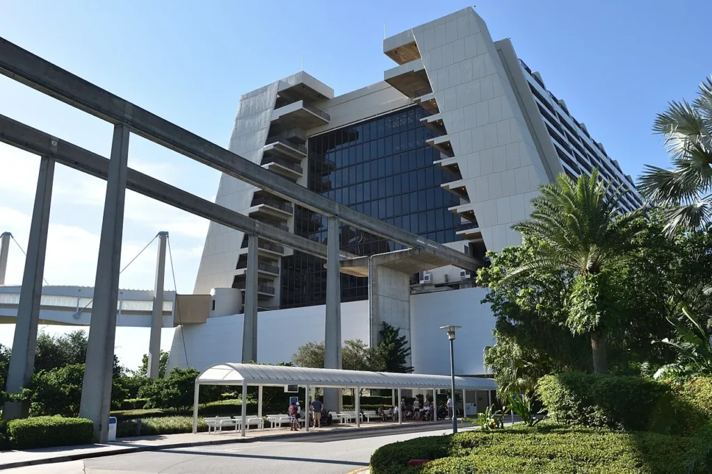 Torre de marco de Disney's Contemporary Resort con vigas de monorraíl que se ejecutan en el edificio