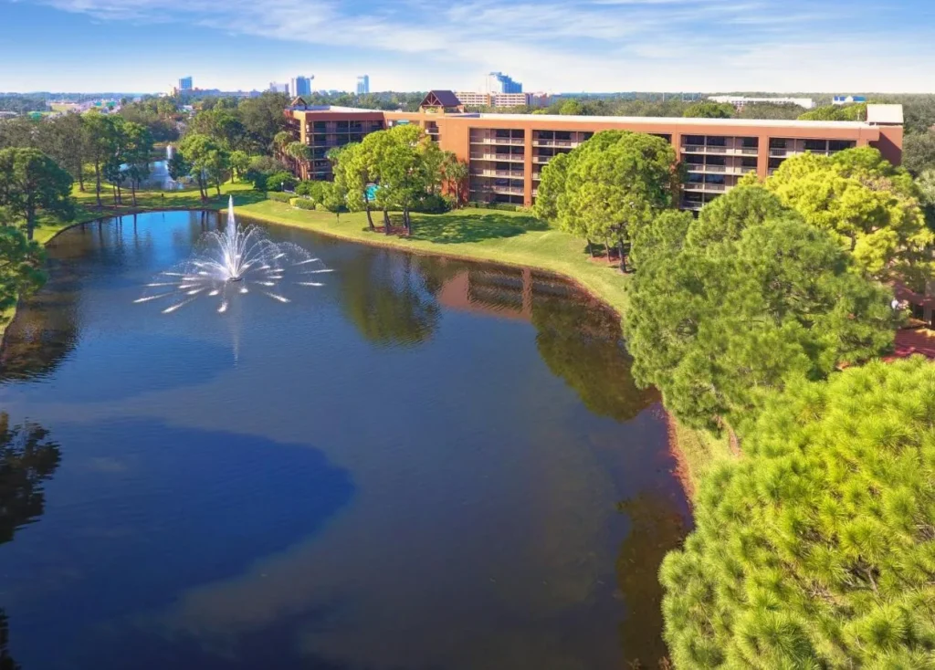 Vista a&eacute;rea de una fuente del lago y un edificio de invitados de terracota en Rosen Inn Lake Buena Vista