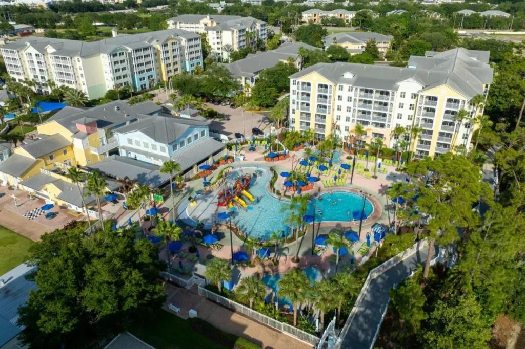 Vista a&eacute;rea de una piscina con una estructura de juegos acu&aacute;ticos en Marriott's Harbour Lake