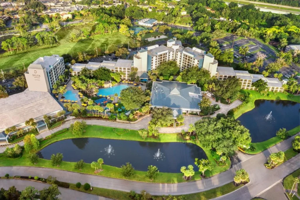 Vista a&eacute;rea de Delta Hotels Orlando Celebration con sus dos piscinas, estanques de jard&iacute;n y fuentes
