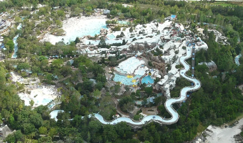 Vista aérea del parque acuático Blizzard Beach de Disney con sus toboganes con temas de nieve y piscina de olas