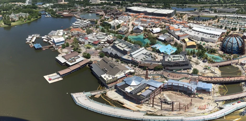Vista aérea de Disney Springs, a poca distancia en coche de los centros turísticos Bonnet Creek