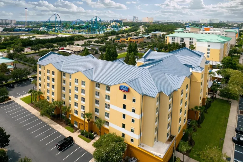 Vista aérea de Fairfield Inn & Suites Orlando at SeaWorld con montañas rusas detrás de SeaWorld