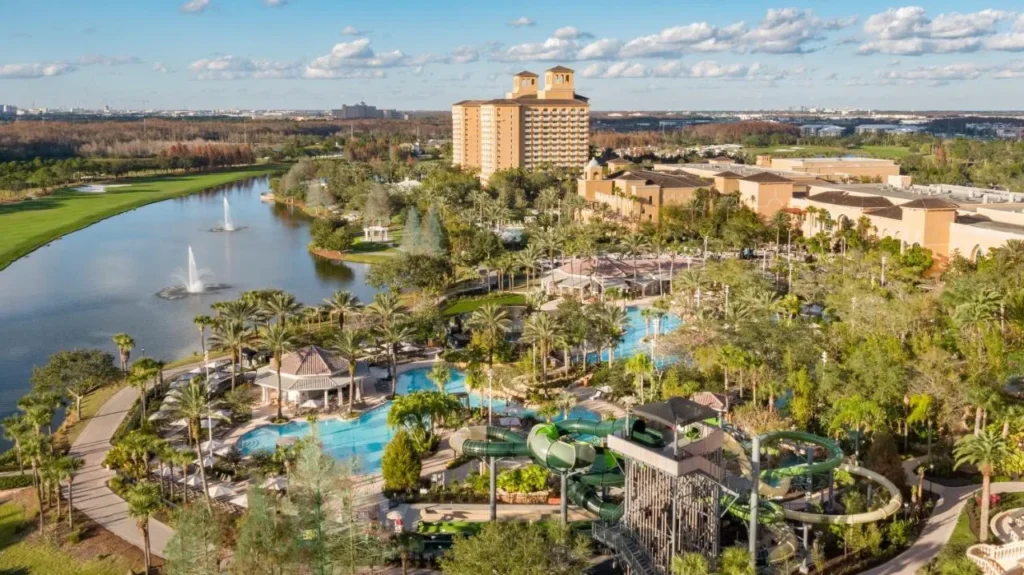 Vista aérea de Grande Lakes Orlando con la torre Ritz-Carlton, lagos, piscinas y toboganes de agua