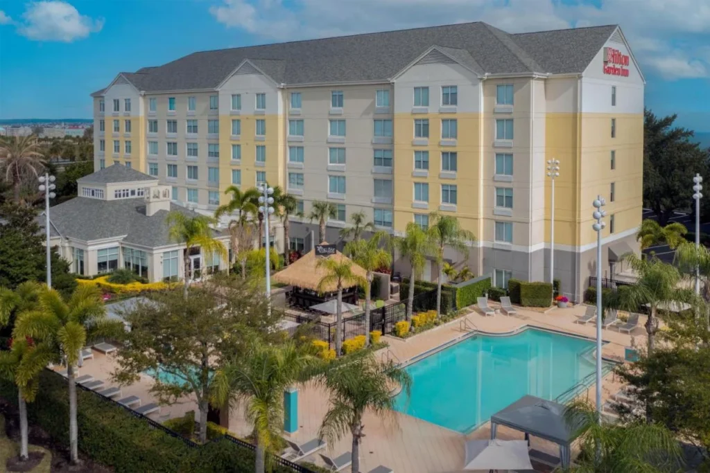 Vista aérea del Hilton Garden Inn Orlando International Drive North con piscina y bar tiki