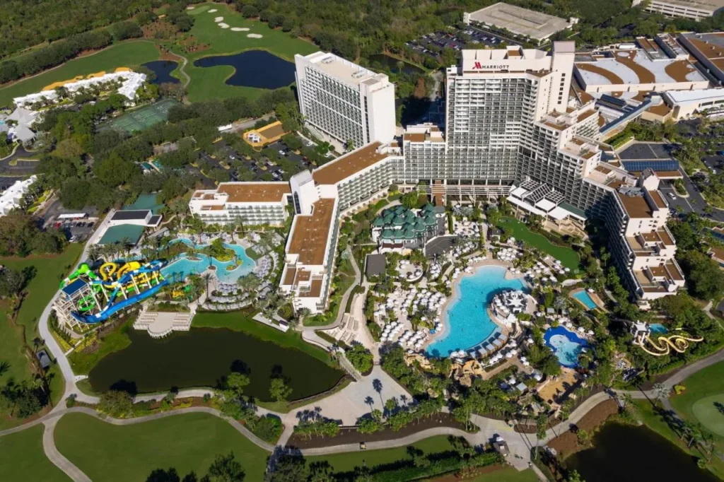 Vista aérea de las torres del hotel, la piscina de la laguna y la torre del tobogán en el Orlando World Center Marriott