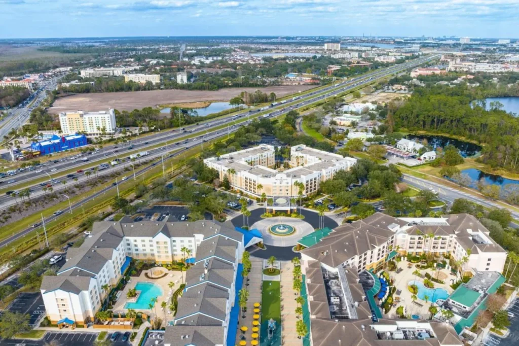 Vista a&eacute;rea de Marriott Village con el SpringHill Suites, Courtyard y Fairfield junto a la I-4