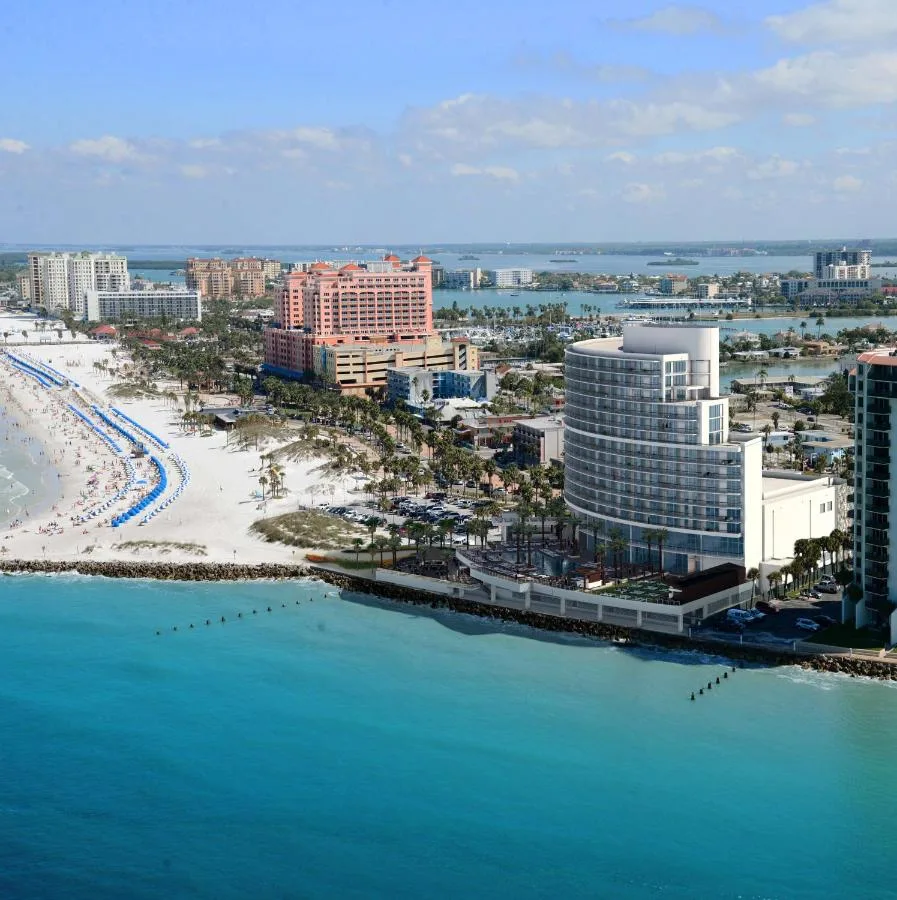 Vista a&eacute;rea de la torre curva de Opal Sands Resort junto a la arena blanca de Clearwater Beach