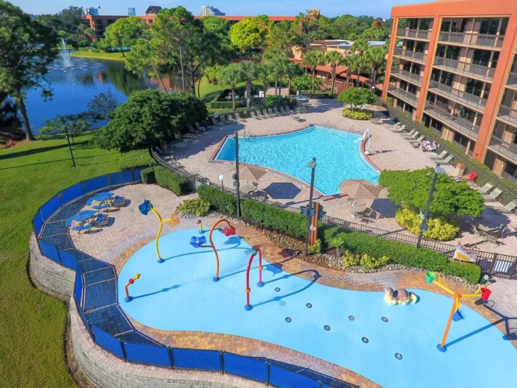 Vista aérea de la piscina y el salpicadero junto a las alas de los huéspedes en Rosen Inn Lake Buena Vista