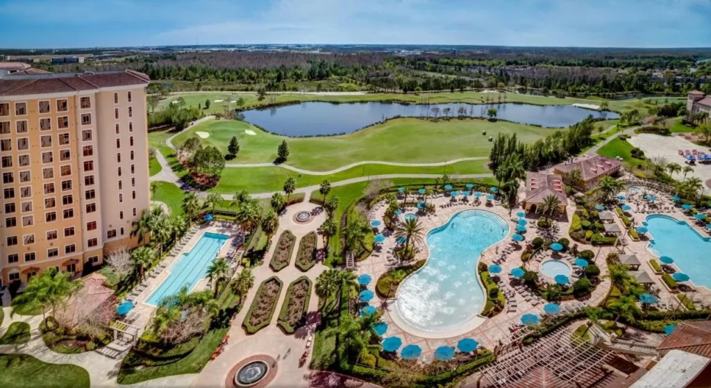 Vista a&eacute;rea de la piscina de Rosen Shingle Creek, piscinas de forma libre, caba&ntilde;as y lago campo de golf