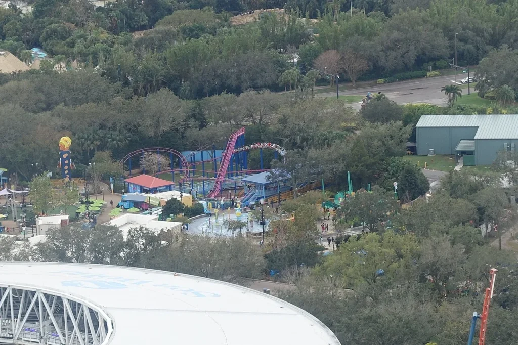 Vista a&eacute;rea de Sesame Street Land con la monta&ntilde;a rusa Super Grover's Box Car Derby en SeaWorld Orlando