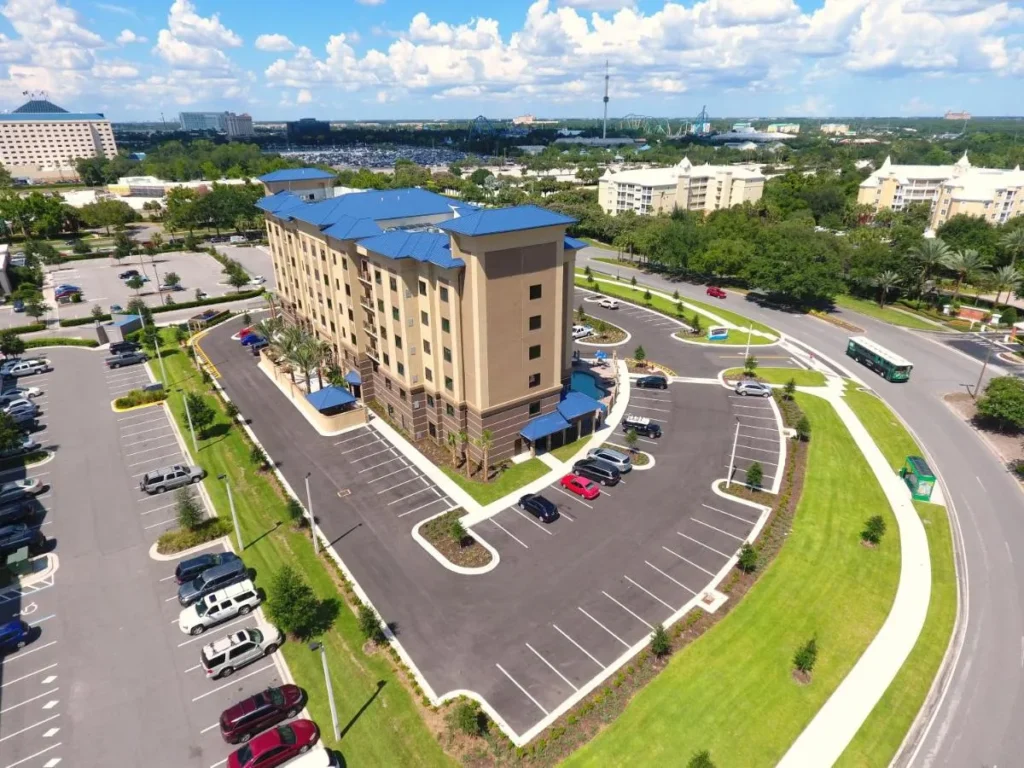 Vista aérea de Staybridge Suites Orlando at SeaWorld, su estacionamiento y posavasos en la distancia