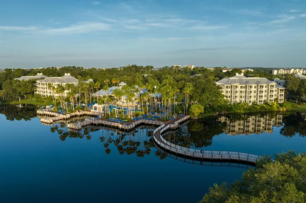 Vista a&eacute;rea de la bah&iacute;a, el sinuoso paseo mar&iacute;timo y el &aacute;rea de la piscina en Marriott's Cypress Harbour