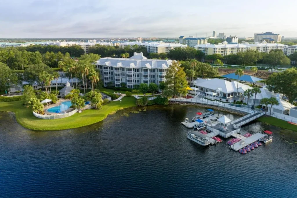 Vista a&eacute;rea del muelle Boathouse con pontones y botes de remos en Marriott's Cypress Harbour