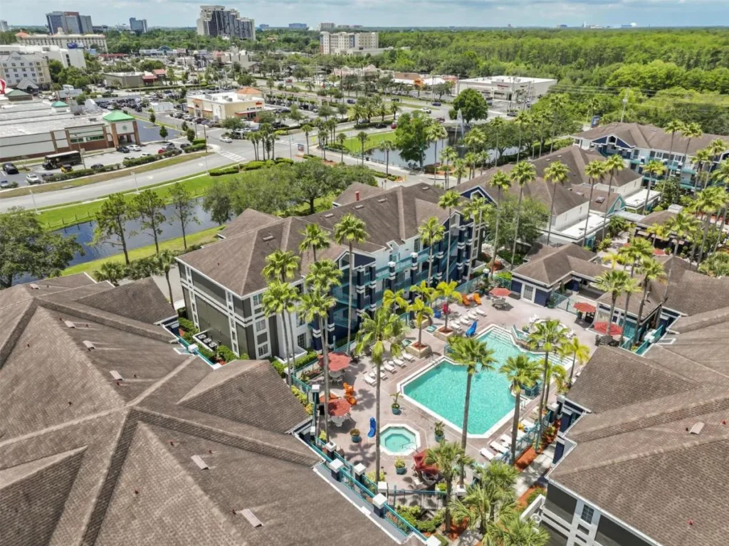 Vista a&eacute;rea de la piscina del Courtyard y los edificios de la suite en Sonesta ES Suites Lake Buena Vista