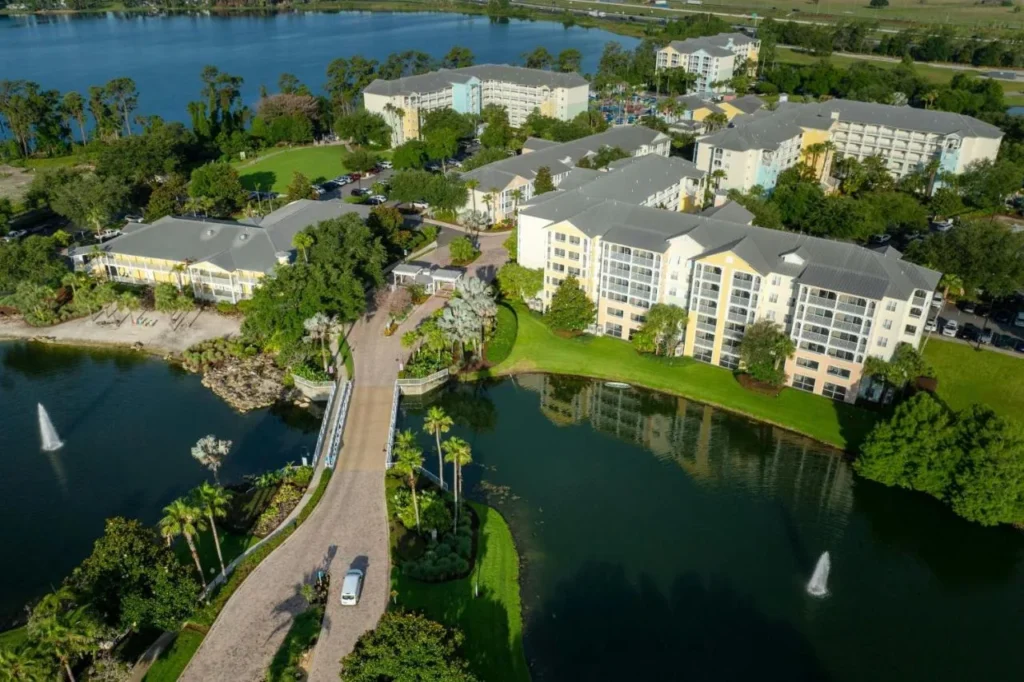 Vista aérea de la unidad de entrada entre estanques de fuentes y edificios de villas en Marriott's Harbour Lake