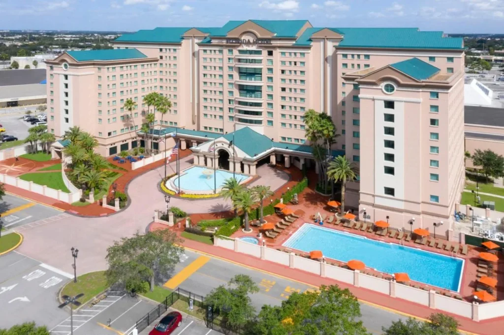Vista aérea de la torre del Florida Hotel & Conference Center, piscina y edificios vecinos de Florida Mall