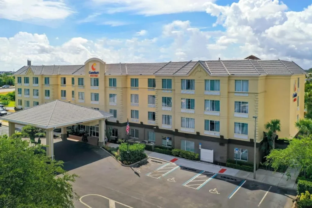 Aerial view of the four-story building and entrance of Comfort Suites Near Universal Orlando Resort