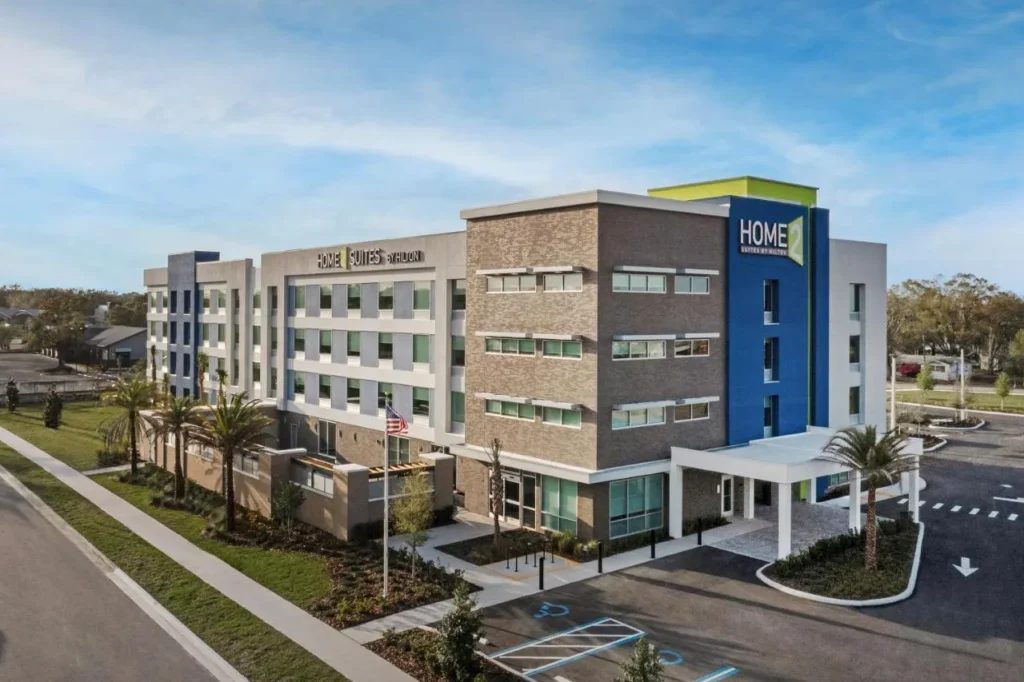 Vista aérea del Home2 Suites de cuatro pisos de Hilton Lakeland North I-4 y su dosel de entrada