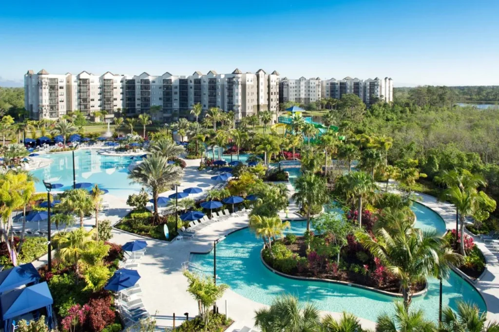 Vista aérea de las piscinas de la laguna, el río lento y los edificios de suites en The Grove Resort Orlando