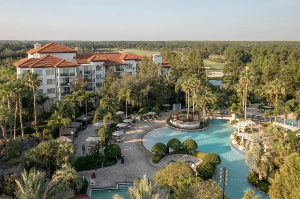 Vista aérea de la piscina estilo laguna y los edificios de la villa en Marriott's Lakeshore Reserve