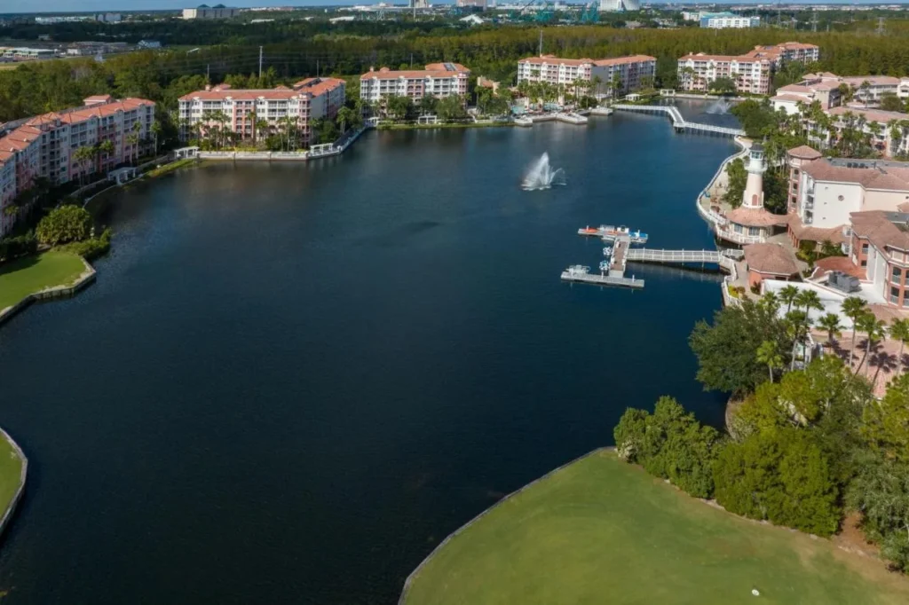 Vista aérea del lago, muelles y edificios de villas en Marriott's Grande Vista
