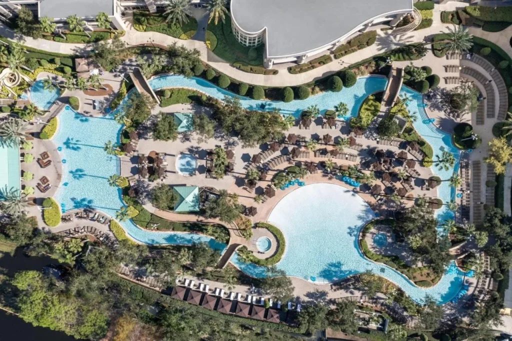 Vista aérea del río lento y laguna piscina en Signia by Hilton Orlando Bonnet Creek