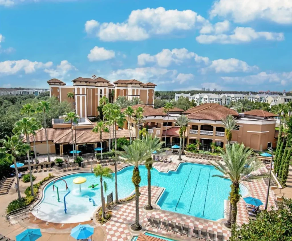 Vista a&eacute;rea de la piscina principal, &aacute;rea de juegos acu&aacute;ticos y edificios de suites en Floridays Resort Orlando
