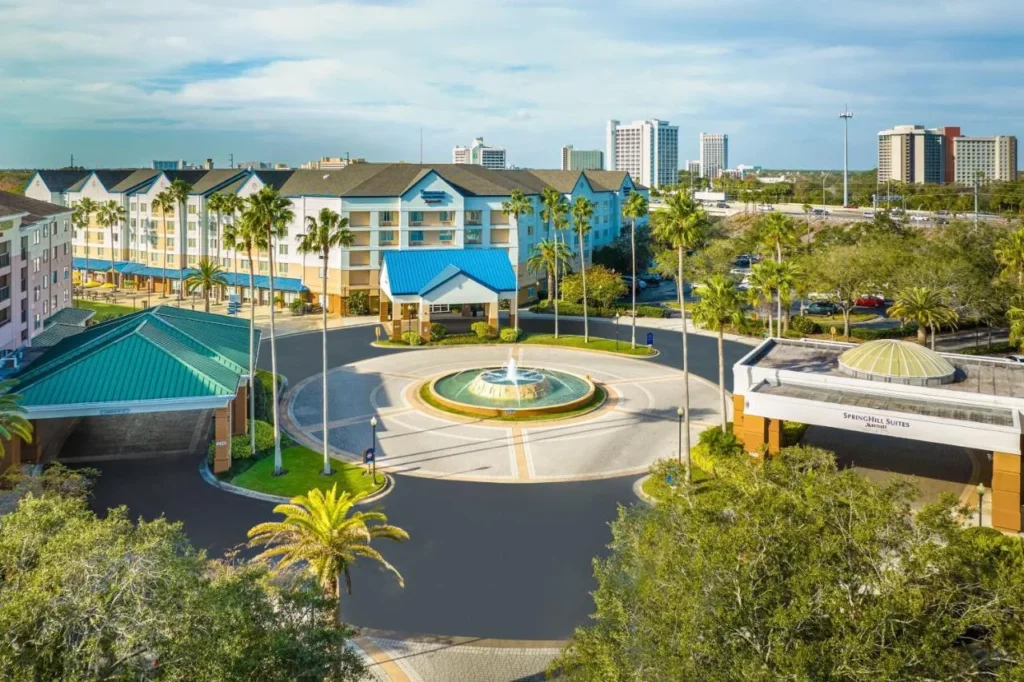 Vista a&eacute;rea de la fuente Marriott Village con las entradas Fairfield Inn y SpringHill Suites