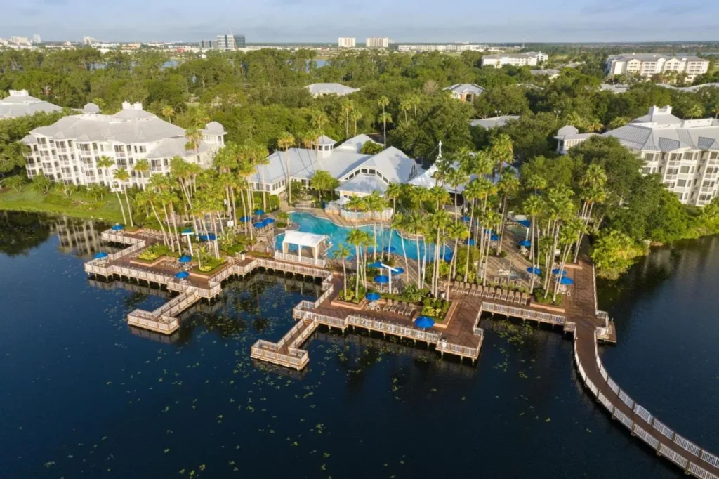 Vista a&eacute;rea de la piscina, paseos mar&iacute;timos y edificios de villas en la bah&iacute;a en el Marriott's Cypress Harbour