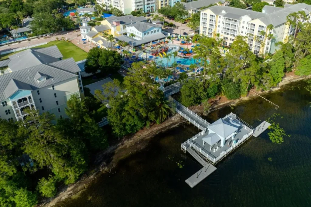 Vista aérea del complejo de la piscina, los edificios de la villa y el muelle junto al lago en Marriott's Harbour Lake