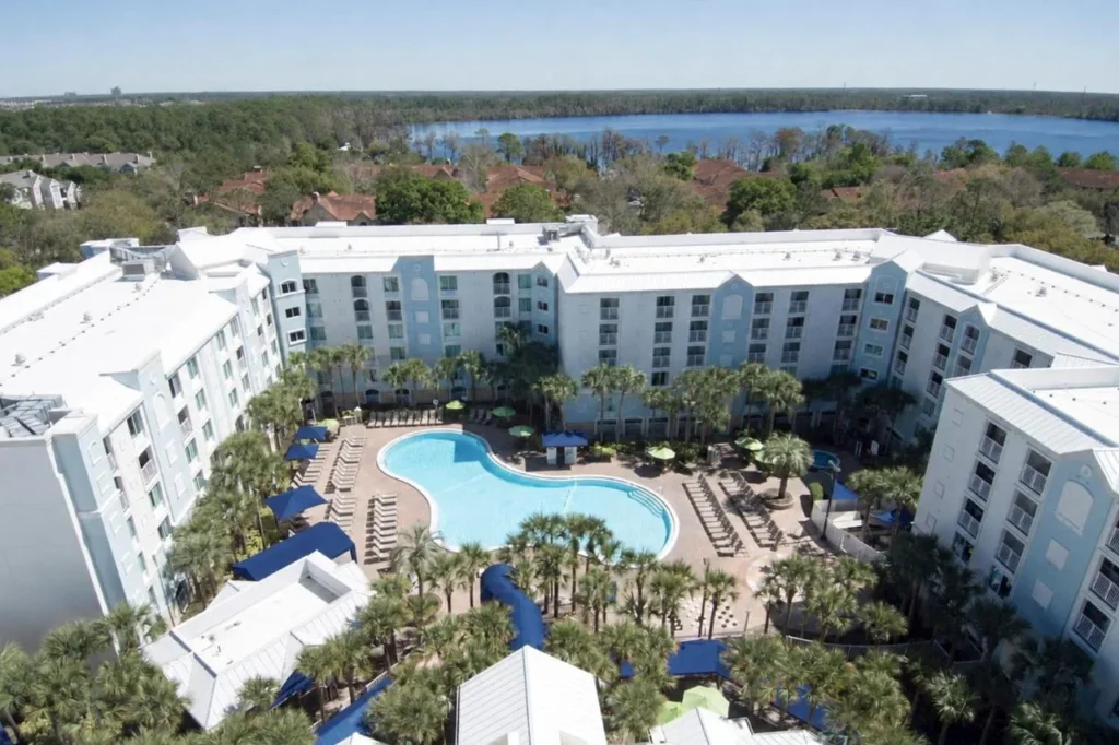 Vista a&eacute;rea del Courtyard de la piscina y el lago en el Holiday Inn Resort Orlando Lake Buena Vista