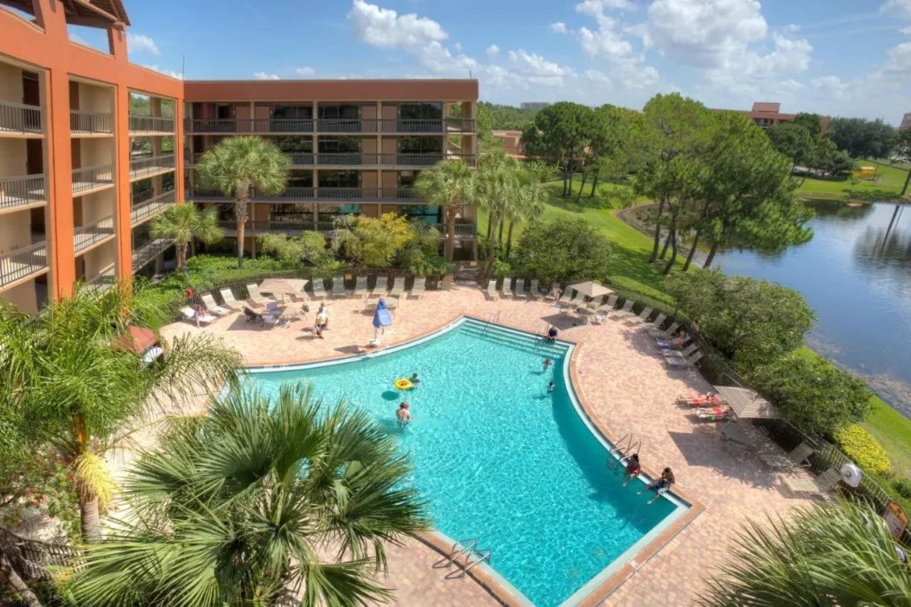 Vista aérea de la cubierta de la piscina y el césped junto al lago en Rosen Inn Lake Buena Vista