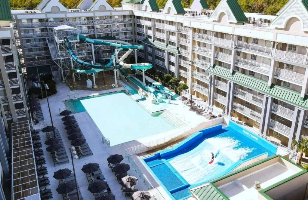 Vista a&eacute;rea de la piscina, torre deslizante y FlowRider en el Holiday Inn Resort Orlando Suites