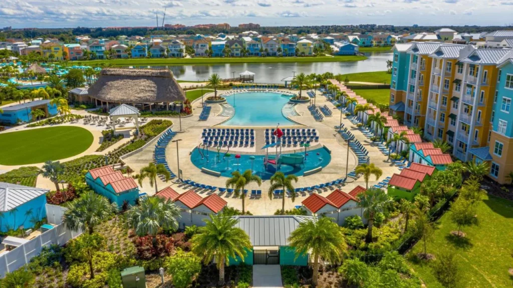Vista aérea de la piscina, área de chapoteo y cabaña tiki en Embassy Suites Orlando Sunset Walk