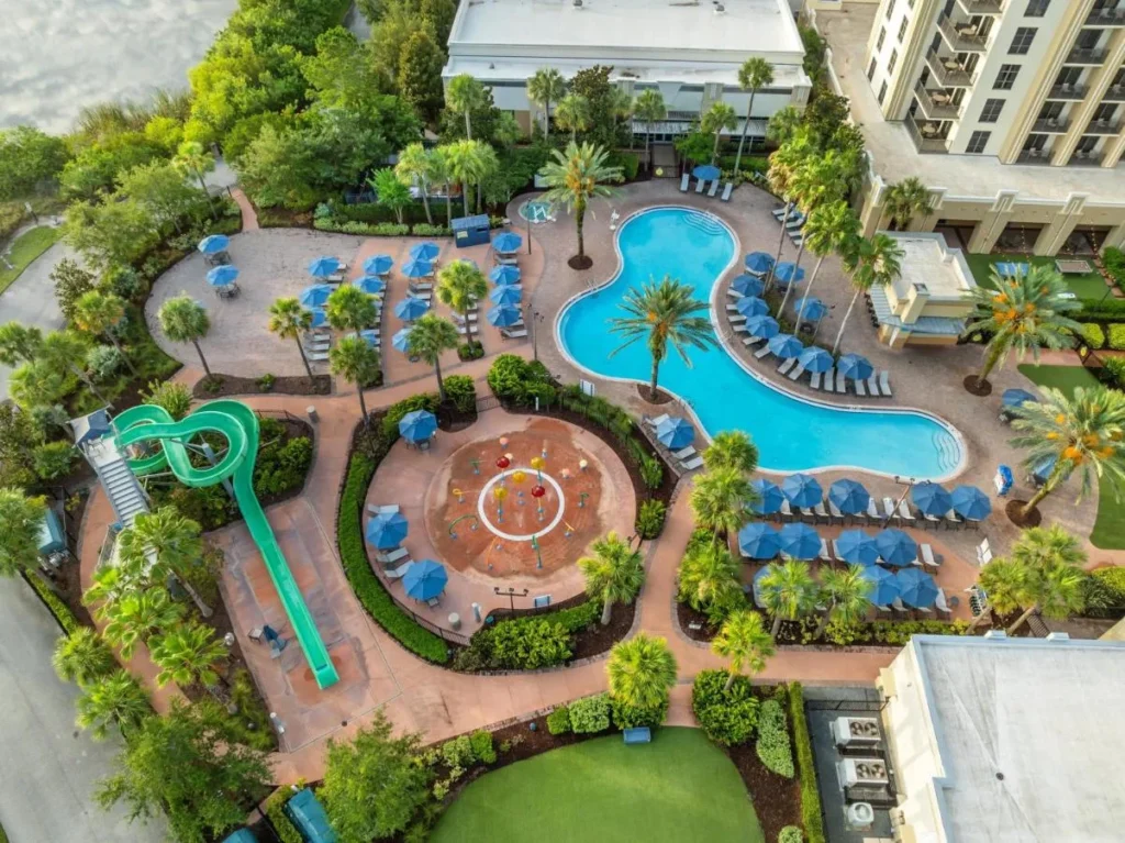 Vista aérea de la piscina, tobogán y salpicadero en el Hilton Grand Vacations Club Las Palmeras Orlando
