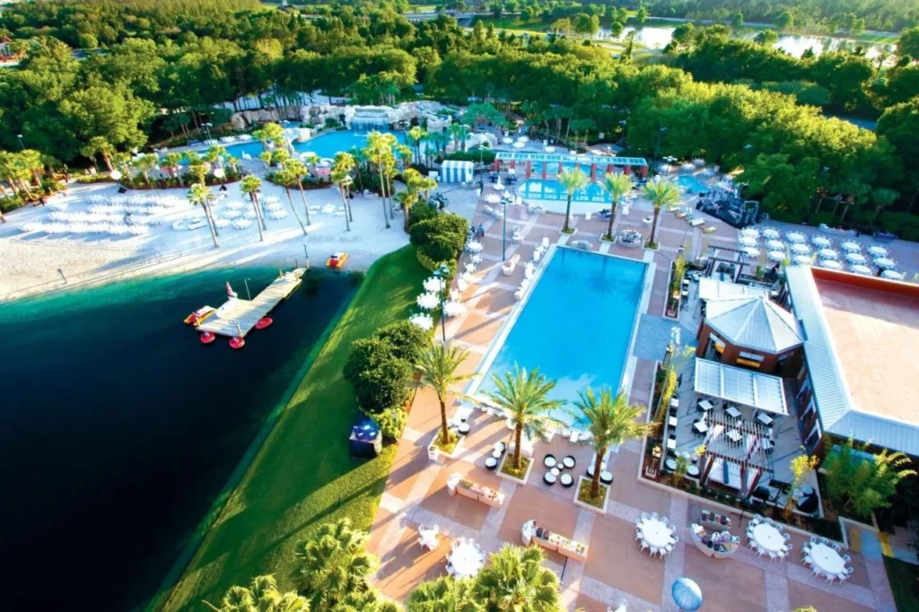Vista aérea de las piscinas, cascadas de grutas y playa en el Walt Disney World Dolphin