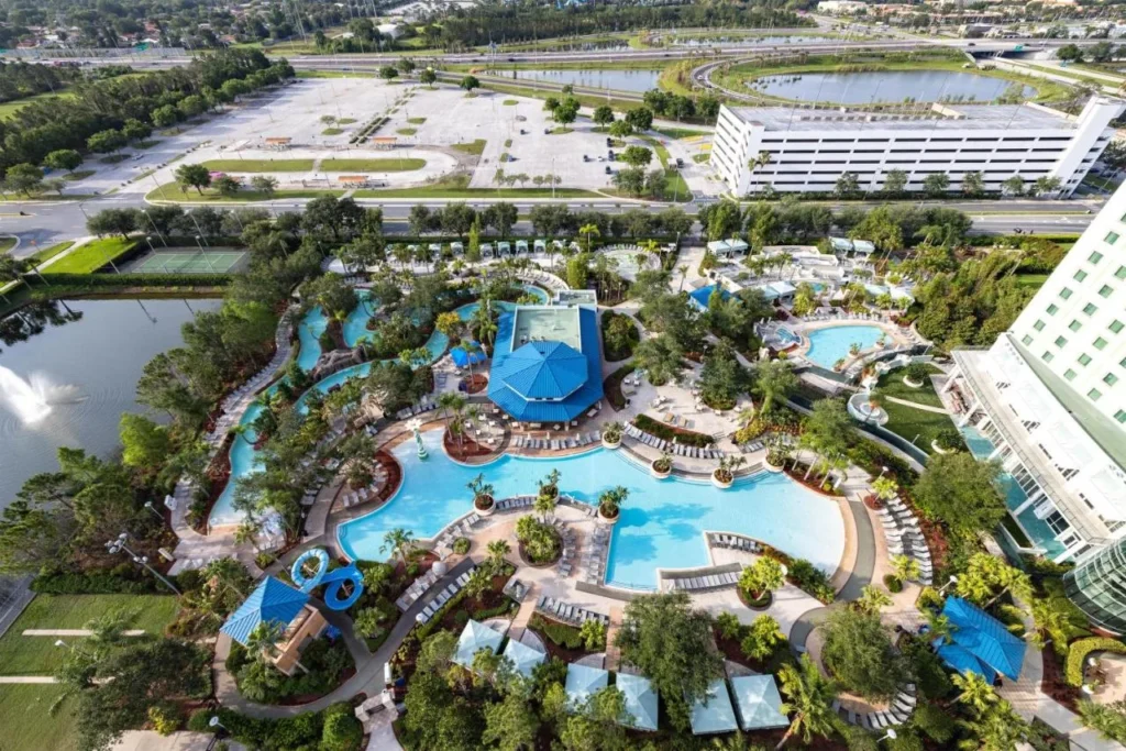 Vista a&eacute;rea de las piscinas, el r&iacute;o lento y las caba&ntilde;as en el complejo Hilton Orlando