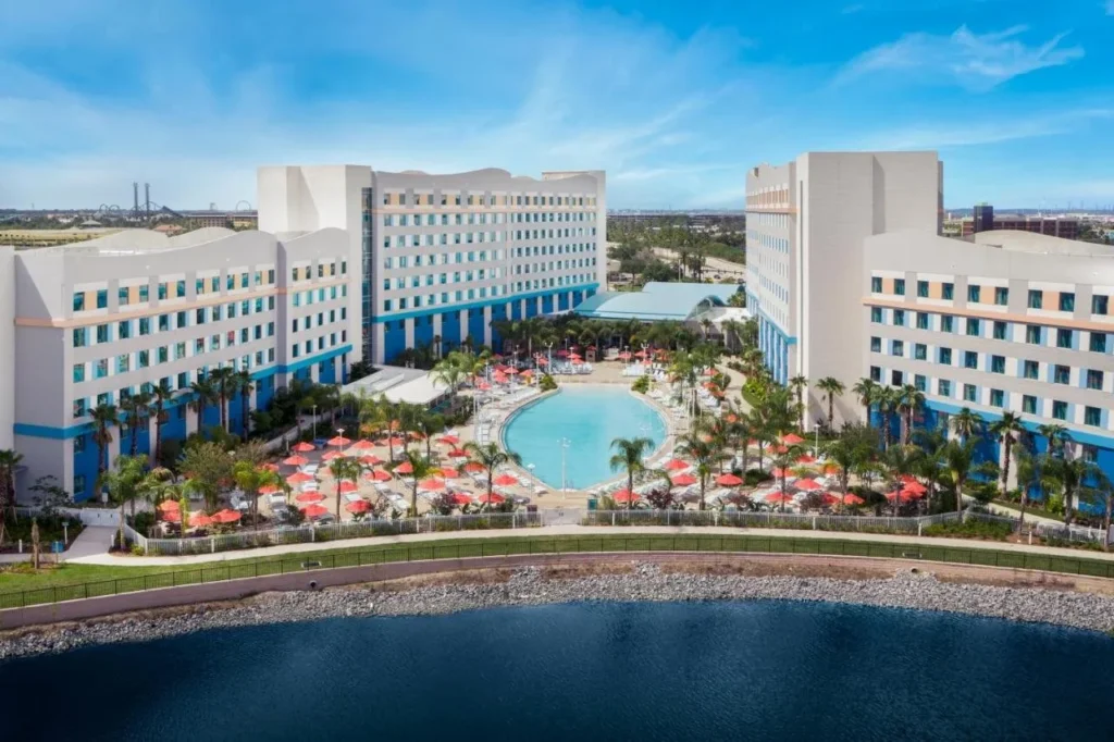 Vista aérea de la piscina en forma de tabla de surf y el lago en Surfside Inn and Suites, Universal Orlando
