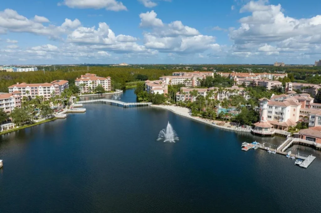 Vista aérea de los edificios de la villa alrededor del lago y la fuente en Marriott's Grande Vista