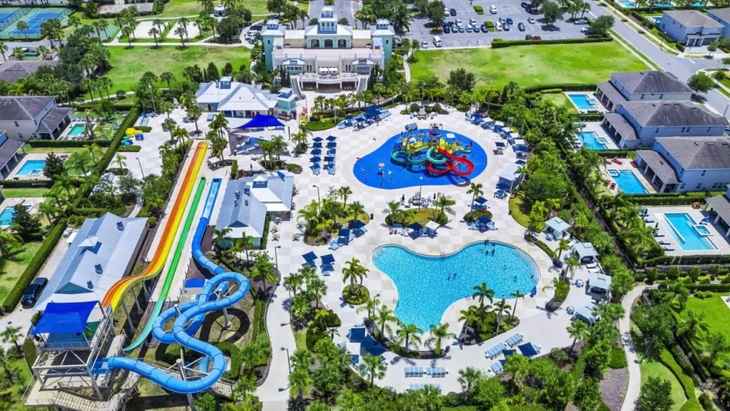Vista a&eacute;rea de los toboganes y piscinas del parque acu&aacute;tico en Encore Resort at Reunion