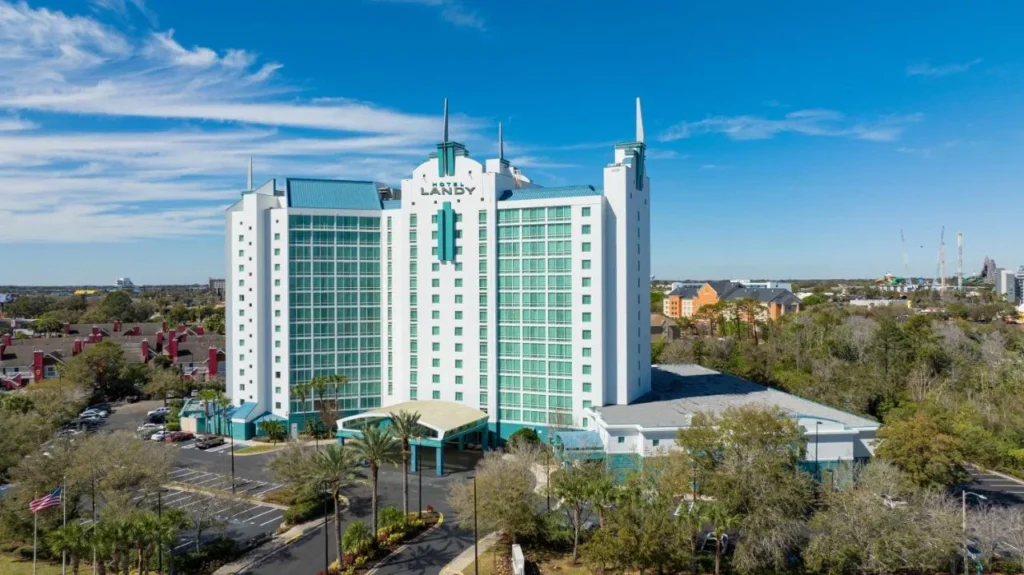 Vista a&eacute;rea de la torre blanca del Hotel Landy y entrada en Universal Boulevard en Orlando
