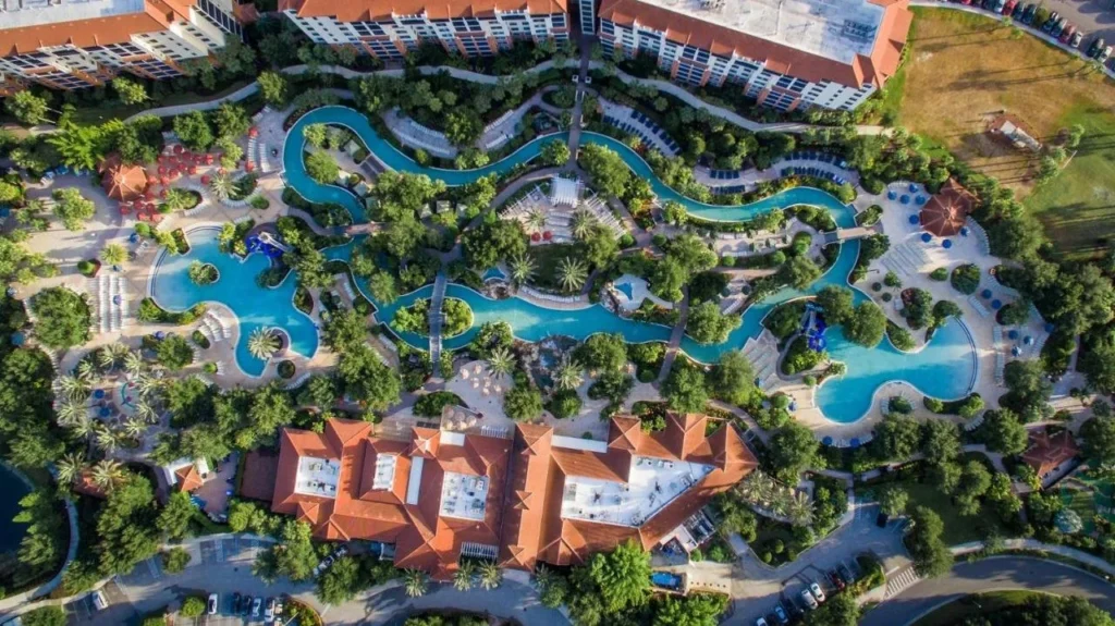 Vista a&eacute;rea del serpenteante r&iacute;o lento y piscinas en Orange Lake Resort en Kissimmee