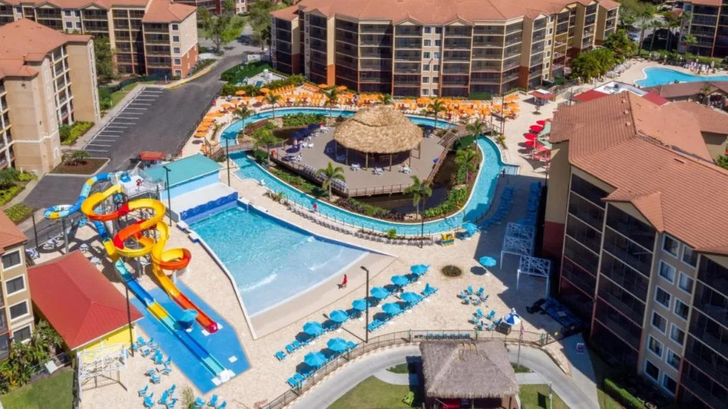 Vista a&eacute;rea de toboganes de Treasure Cove, piscinas y r&iacute;o lento en Westgate Lakes Resort